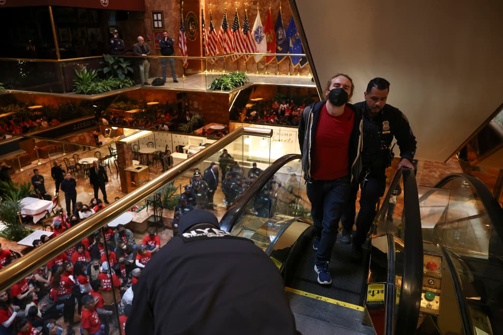 El proceso de detención se desarrolló de manera ordenada, aunque algunos manifestantes optaron por la resistencia pasiva, lo que resultó en cargos adicionales.
