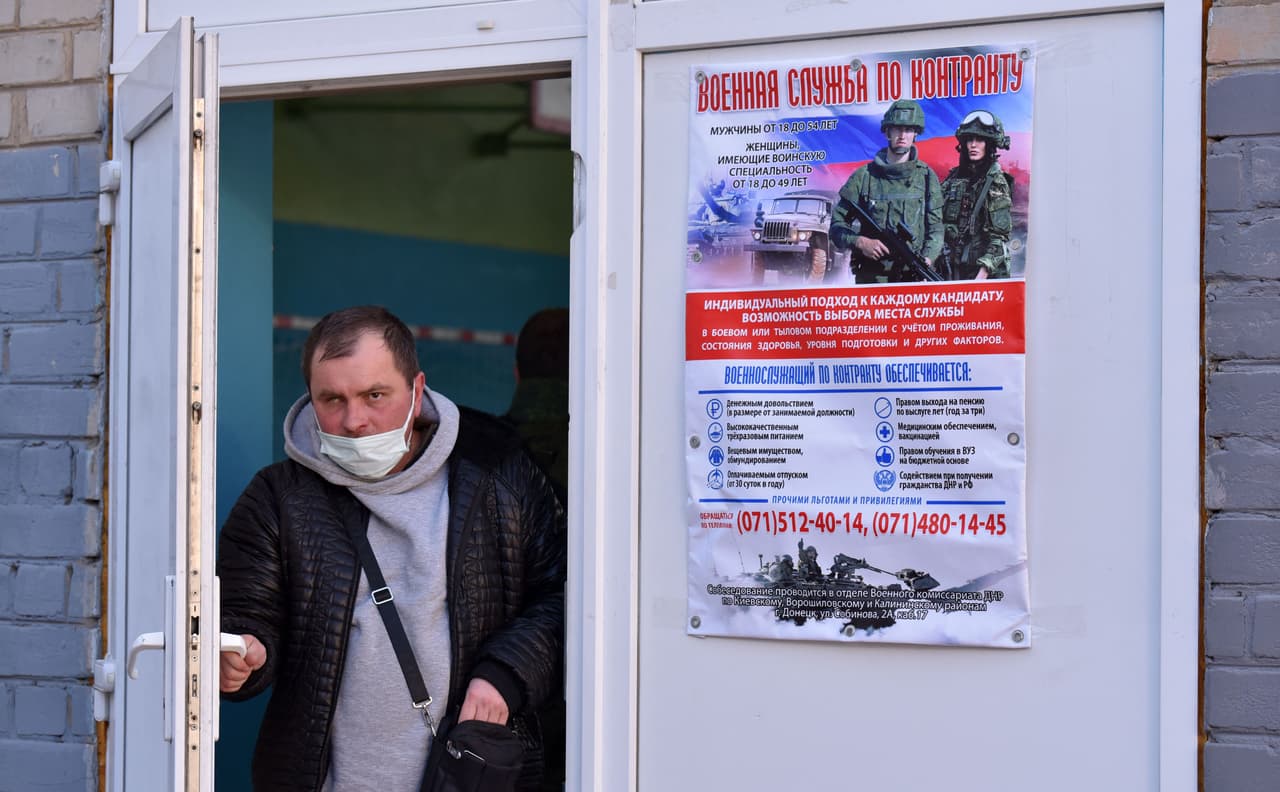 Un hombre sale de un punto de movilización militar abierto en una escuela en Donetsk, el 20 de febrero de 2022. Denis Pushilin, jefe de la autoproclamada República Popular de Donetsk, 
<b>pidió a los hombres "capaces de sostener un arma" que acudieran a los centros de inscripción. </b>