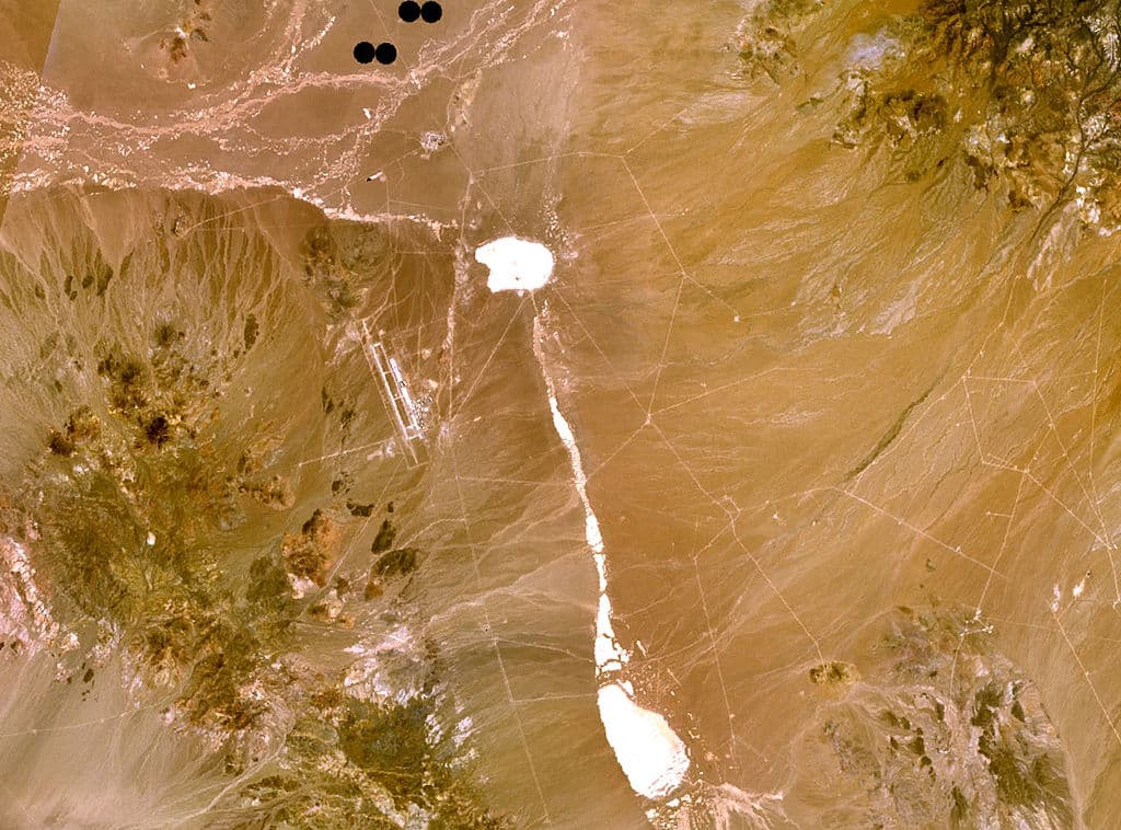 En esta imagen oficial proporcionada por la NASA, podemos ver desde el espacio la supuesta área del lugar, en donde se puede apreciar la base aérea y el campo de entrenamiento para sus aviones y helicópteros militares. Aún así, se dice que gran parte de sus instalaciones son subterráneas.