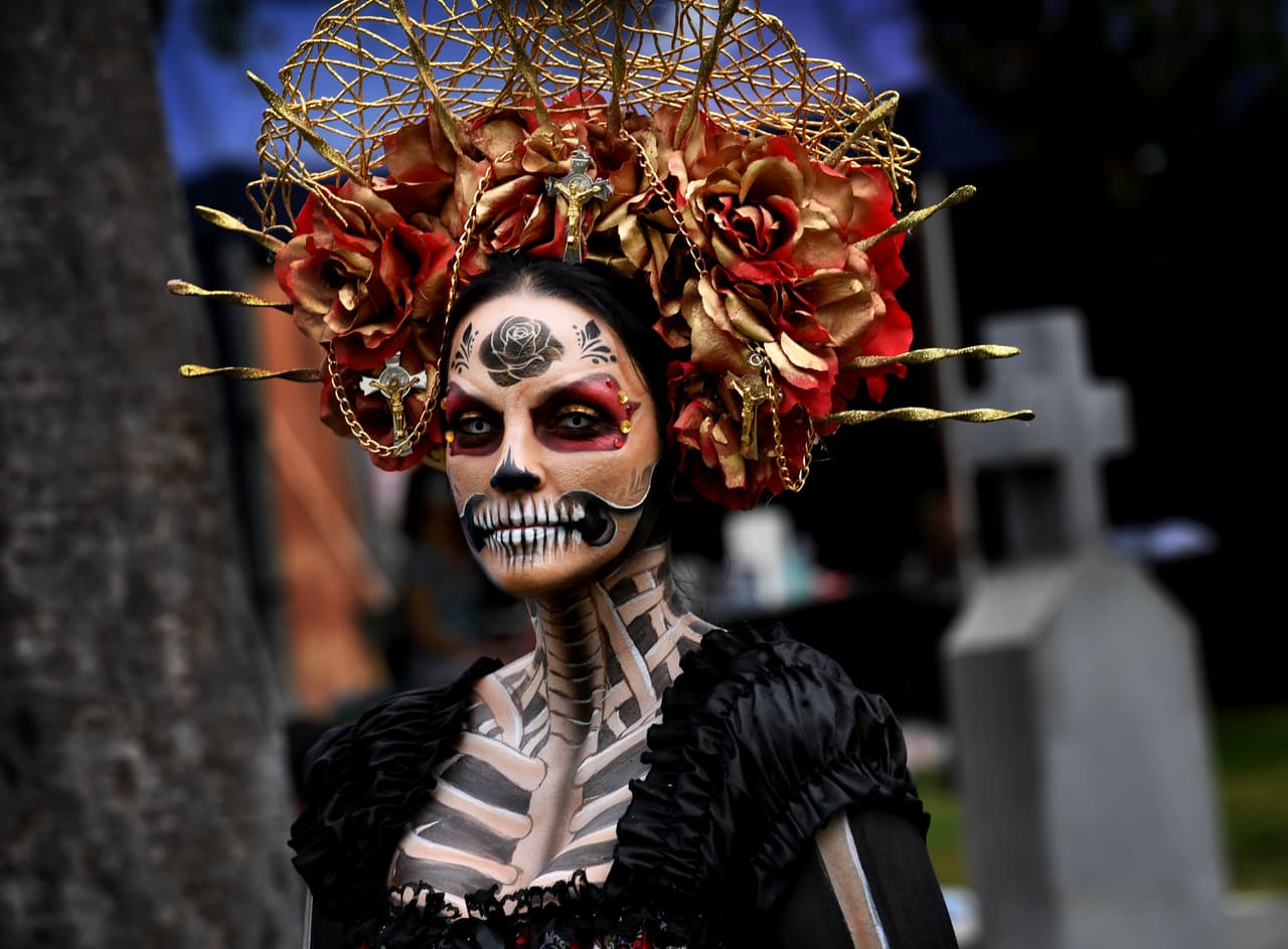 Una vistosa catrina en el festival del Día de Muertos en el Forever Cemetery de Hollywood, California.