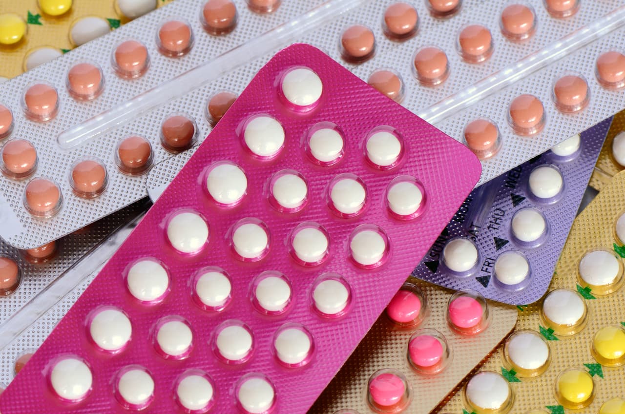 Obamacare garantiza que la mayoría de las aseguradoras cubran todos los anticonceptivos aprobados por la Administración de Drogas y Alimentos (FDA) sin que las mujeres tengan que pagar de su bolsillo.
<br>