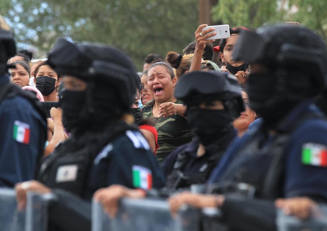 Pero la estrategia de los narcos se fue tornando cada vez más dañina para la población: ahora también balean a civiles y les prenden fuego a tiendas de autoservicio, en un aparente intento por desatar el mayor caos posible en la ciudad, desviar la atención del gobierno y advertir que están dispuestos a todo.