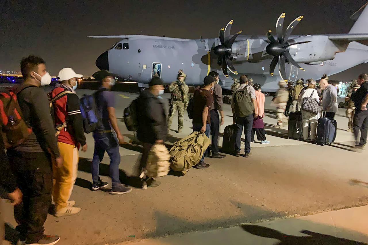 Dos mil personas, incluidos 325 ciudadanos estadounidenses, fueron evacuados de Afganistán en 18 vuelos durante las últimas 24 horas, según el Pentágono. El vocero John Kirby dijo que aspiran a sacar entre 5,000 y 9,000 personas del país por día. En la fotografía un grupo de afganos abordando un avión militar francés en el aeropuerto de Kabul, el 17 de agosto.