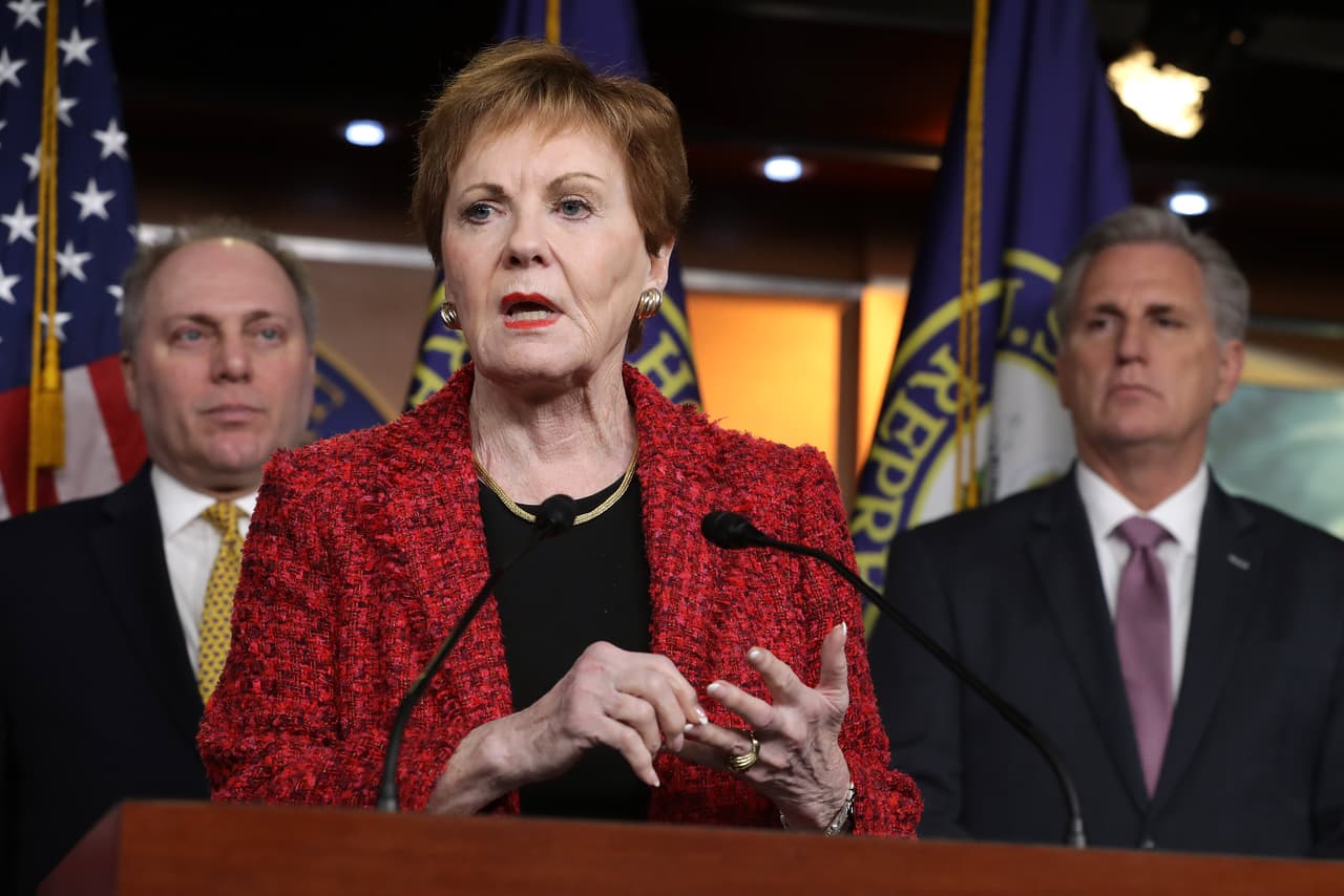 <b>Kay Granger</b>, representante del distrito 12 (Dallas), fue la primera legisladora entre los 23 congresistas del Partido Republicano y sus dos senadores, que reconoció la victoria de Biden y reprochó la decisión de Trump de no reconocer los resultados, una actitud sin precedentes en la historia reciente de Estados Unidos. Granger, la primera mujer en representar a Texas desde 1997 por los republicanos -y la única hasta la elección de este año, en que se suma Beth Van Duyne del distrito 24 (Irving)-, 
<a href="https://theeagle.com/news/state-and-regional/u-s-rep-kay-granger-says-it-s-time-for-donald-trump-to-move-on/article_83fb424c-043a-5242-a163-572a146ce575.html">dijo en noviembre</a> que era momento de que el presidente “se diera cuenta de la realidad y asumiera el resultado”.