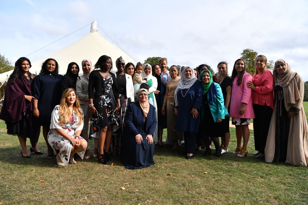 Meghan ofreció una comida para las mujeres de la Hubb Community Kitchen, quienes elaboraron las recetas del libro en el cual la exactriz participó, y cuyas ganancias serán donadas para los damnificados del incendio de la Torre Grenfell, ocurrido en Londres en junio de 2017.
<br>