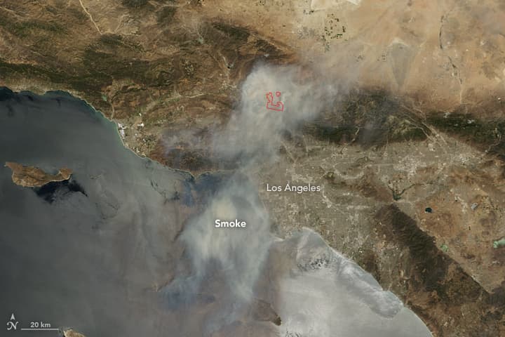 Incendio Sand en la comunidad de Santa Clarita.
