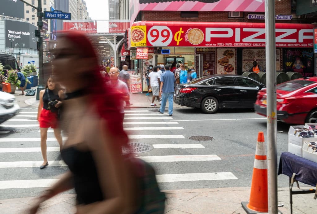 <h2 class="cms-H2-H2">4. Nueva York</h2>
<br>
<br>La ‘Gran Manzana’ no se queda atrás con los precios altos en comida rápida. Los neoyorquinos y sus miles de turistas pagan en promedio $13.33 en restaurantes de cadena.
<br>
<br>No sorprende que las rebanadas de pizza de 99 centavos sigan siendo populares en Nueva York, aunque en la actualidad cuestan $1.50.
<br>