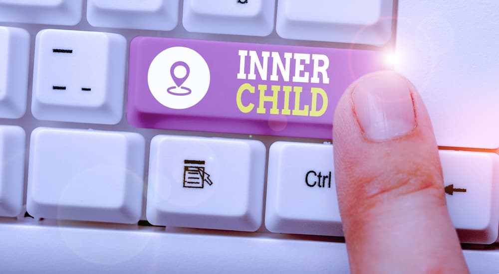 <b>PISCIS</b>
<br>Tu alma tan sensible e intuitiva te ha llevado a llevar el corazón en la manga. Pero quizá estás muy clavado en tu pasado o un hecho anterior que no te está dejando avanzar o madurar emocionalmente. Déjalo ir. El pasado quedó atrás y ahí debe quedarse. Si no tienes la vista fija al frente, no podrás crecer como persona.