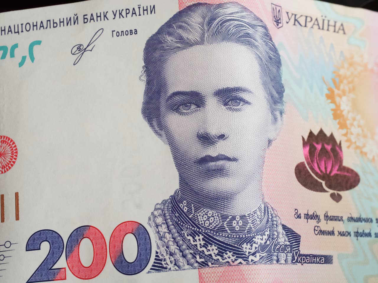 <h3 class="cms-H3-H3">Lesya Ukrainka (1871 - 1913)</h3>
<br>
<br>🪙 
<b>Conocida como: </b>escritora.
<br>
<br>🪙 
<b>País: </b>Ucrania.
<br>
<br>🪙 
<b>Denominación:</b> 200 grivnas.
<br>
