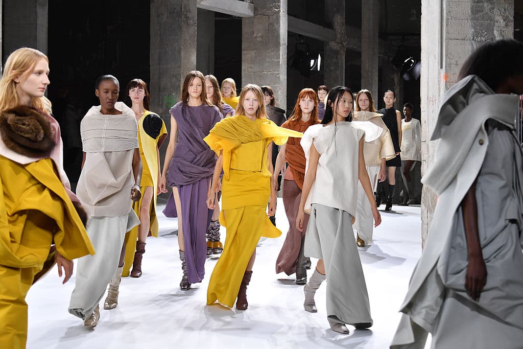 PFW: Rick Owens envuelve a sus modelos en plumas de avestruz, gasas de seda y capas de color