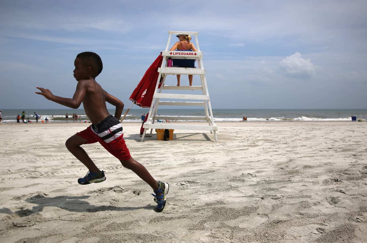 La ciudad de Surf City insta a los visitantes a practicar el distanciamiento social, y otras medidas sanitarias que prevengan un posible contagio por Covid-19. Los alquileres a corto plazo en las playas permanecerán suspendidos hasta el 15 de mayo.