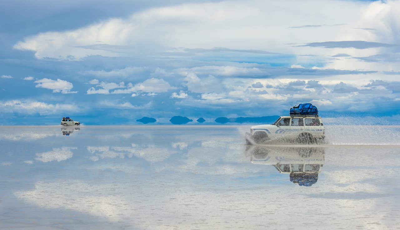 <b>Enero. El salar de Uyuni, Bolivia</b>. 
<br>
<br>Los expertos de Condé Nast Traveler recomiendan para el primer mes del año una visita al salar más grande del mundo, ubicado en Sudamérica. Aunque siempre es espectacular, en 
<a href="http://www.salardeuyuni.com/"><u>la temporada de lluvias que dura desde diciembre a abril</u></a> estas 4,000 millas cuadradas en la sierra boliviana se convierten en un espejo blanco gigantesco. 
<br>
<br>De día parece que caminas por las nubes y de noche que vas flotando por la Vía Láctea. Los lugareños lo llaman el paraíso en la tierra.