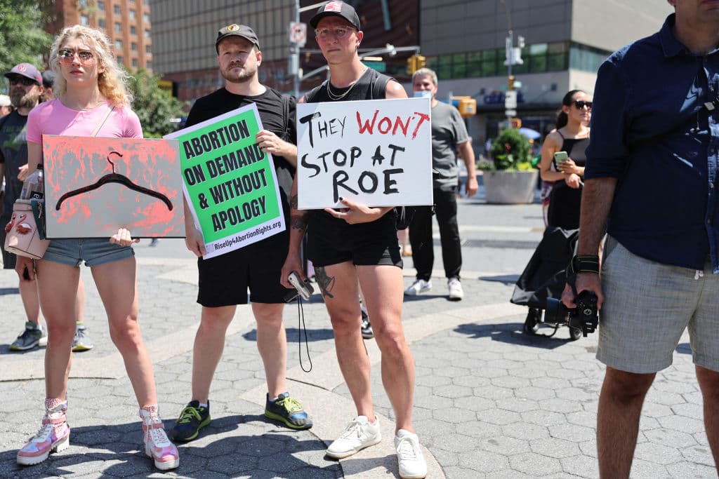 <b>"No se van a detener con Roe v. Wade", indica este cartel</b>. 
<br>
<br>Refiere a los temores de que ahora comiencen a revisarse casos que garantizan derechos en Estados Unidos. El juez conservador de la Corte Suprema, Clarence Thomas, de hecho, en su opinión del viernes dijo que se podrían revisar casos como el del 
<b><a href="https://www.univision.com/noticias/politica/corte-suprema-aborto-homosexuales-anticonceptivos">matrimonio igualitario o el del acceso a los anticonceptivos. </a></b>