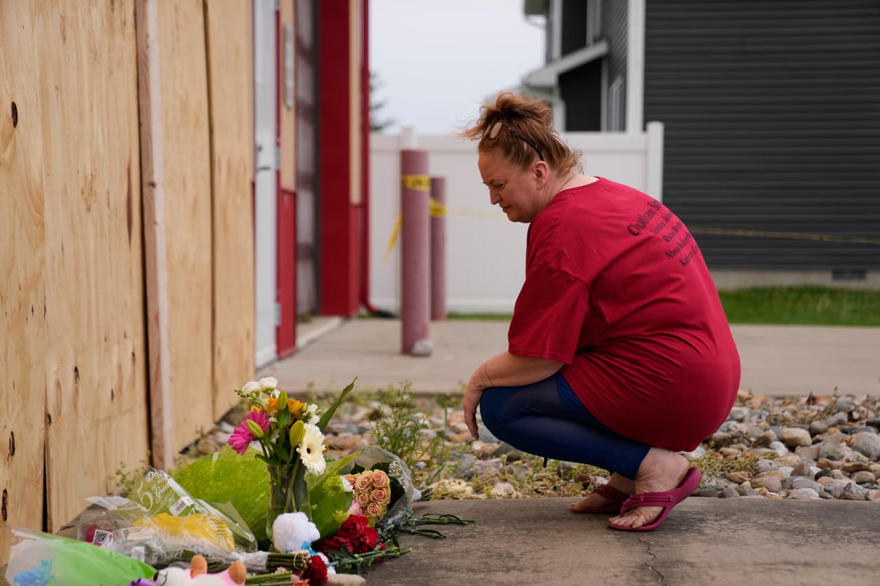 Mensajes de apoyo y los colores rojo y blanco acompañaron el homenaje. “Chatham Strong” se convirtió en símbolo de resistencia y comunidad.