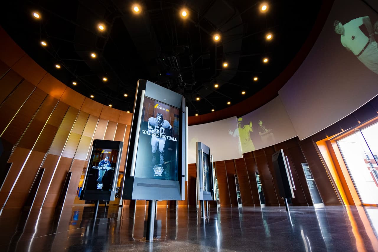 <b><a href="https://www.cfbhall.com/">Chick-fil-a College Football Hall Of Fame</a></b>. Los visitantes pueden poner a prueba sus habilidades y agilidad en la zona de habilidades de Chick-fil-A Peach Bowl y luego explorar el Game Day Theatre and Hall of Fame, entre otras actividades.