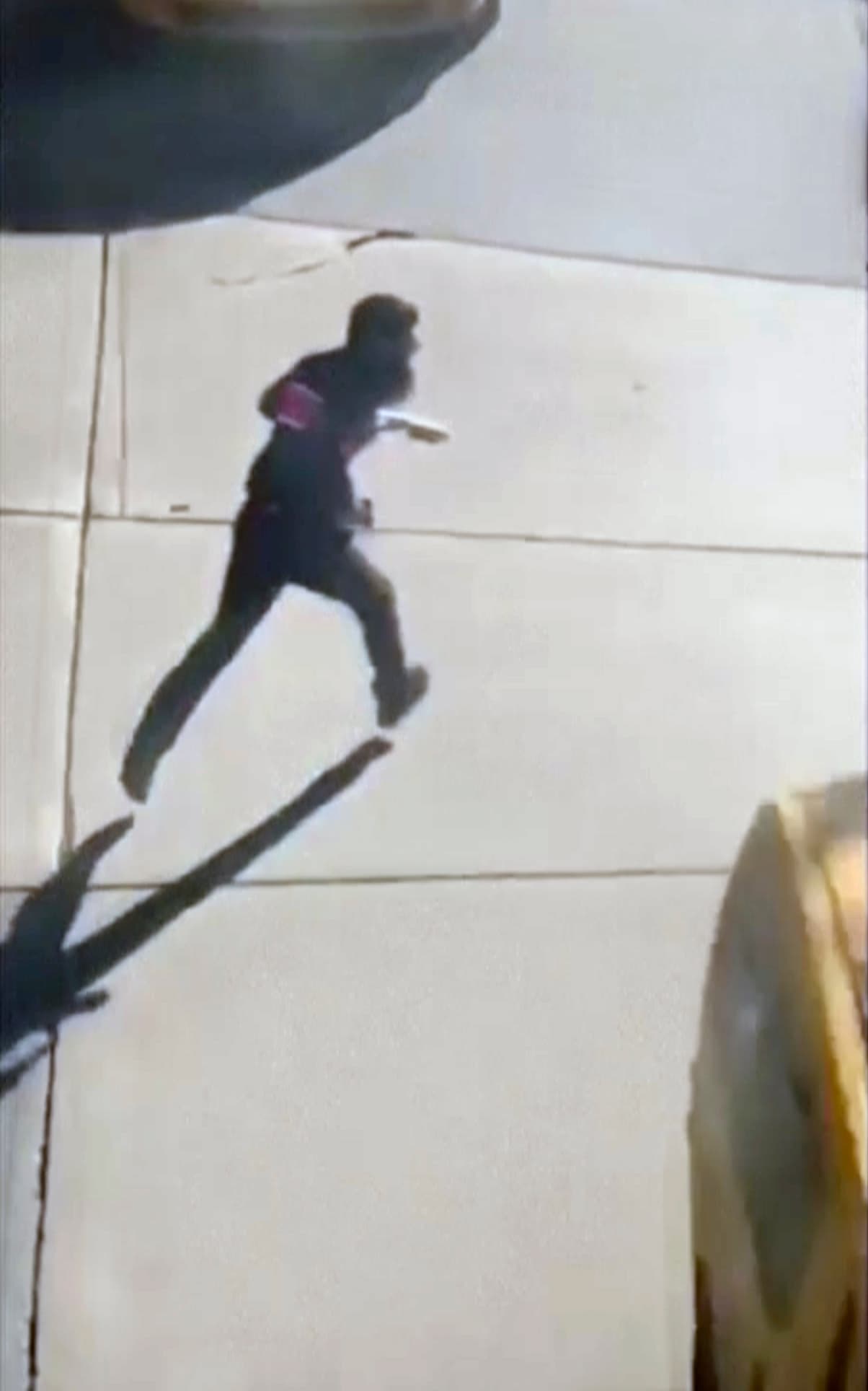 El sujeto gritó "Alá es grande" en árabe tras perpetrar su ataque a menos de media milla del emblemático World Trade Center de Nueva York. Fue confrontado por un oficial de policía de la ciudad, quien le disparó en el abdomen. El sospechoso fue operado y se encuentra en condición crítica, pero se prevé que sobrevivirá.