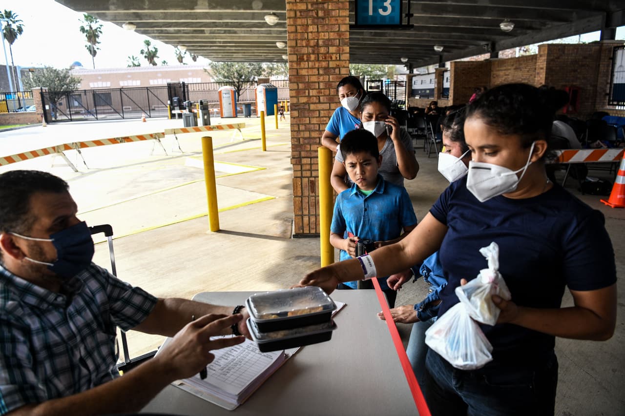 Un grupo de migrantes recibe alimentos donados por una organización en una estación de autobuses en Brownsville. Mayorkas indicó que la mayoría de las detenciones en la frontera son de adultos que viajan solos, y
<a href="https://www.univision.com/noticias/inmigracion/aplauden-politica-migratoria-biden-frontera-pero-exigen-mas"><u> son expulsados de inmediato bajo el Título 42</u></a>, una regla impuesta por los CDC para evitar la propagación de la pandemia.