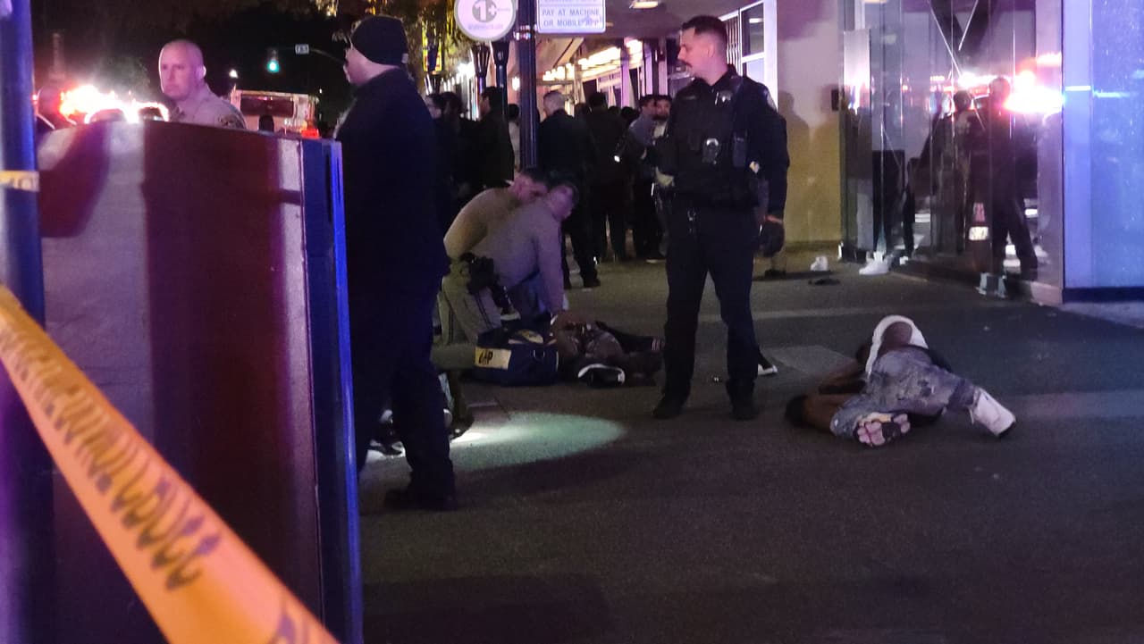 Hacia las 2:25 am al menos diez ambulancias transportaban a personas heridas del lugar del tiroteo a hospitales para su atención médica.