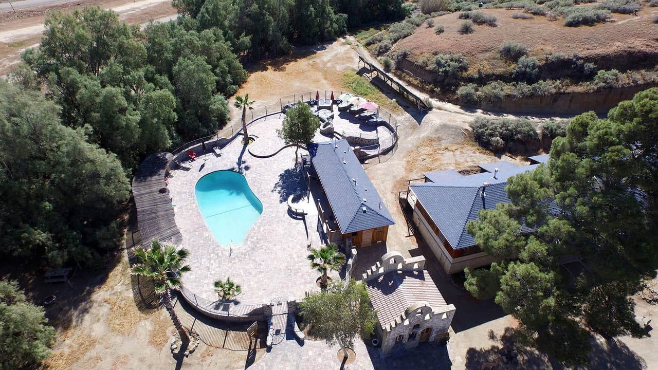 <b><a href="https://goo.gl/maps/Y1Hu6BP7eQqcTqVT7" target="_blank">Mercey Hot Sprins</a></b> se ubica en el condado de Fresno, a unas 35 millas de Los Banos. Se trata de un complejo de aguas termales donde se paga $35 medio día y $50 el día completo. 
<b>El acceso es mucho fácil que otras ubicadas en medio de la Sierra.</b>