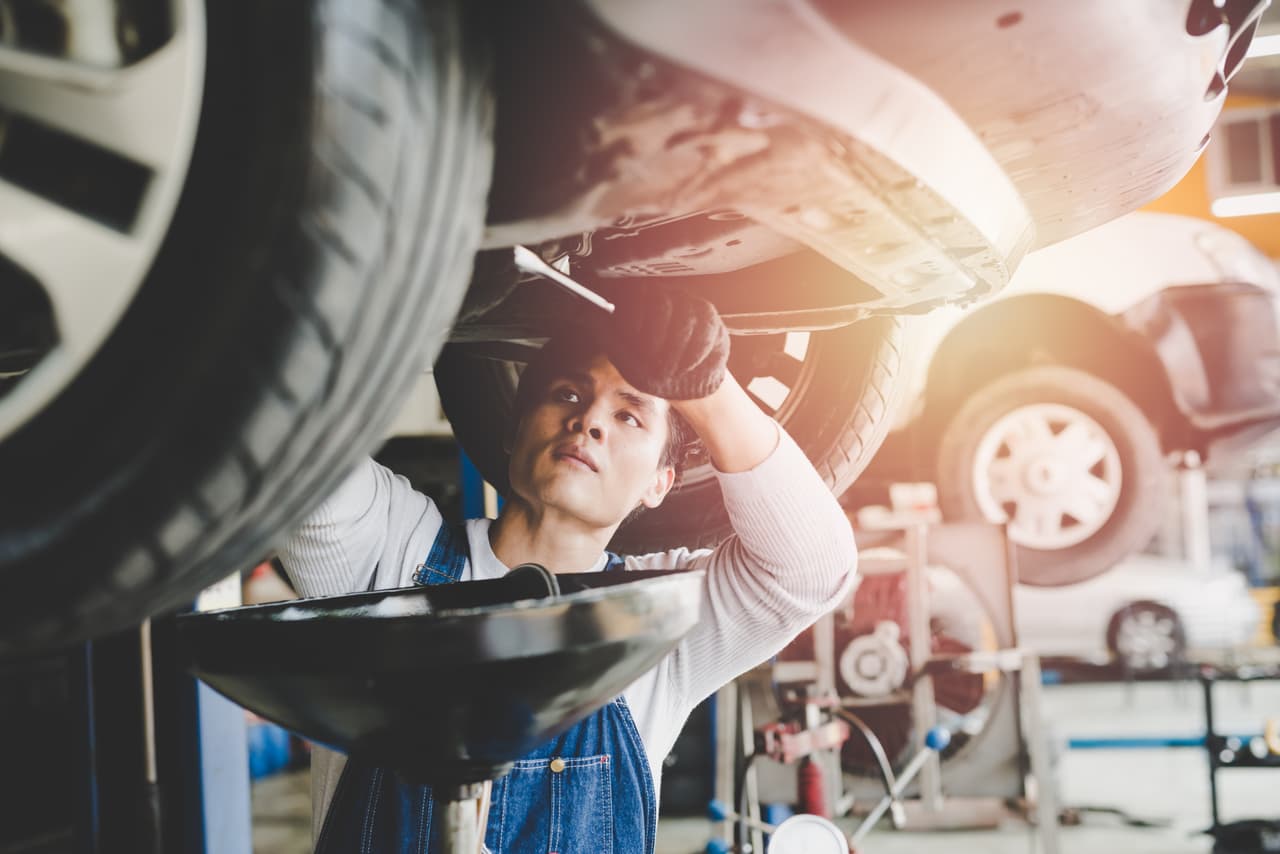 Cambios regulares de aceite, reemplazo de filtros, revisiones de correas, cambio de neumáticos... En fin, cumplir con el programa de mantenimiento recomendado por el fabricante ayuda a que el carro funcione como el primer día e incluso que prolongue su vida útil.