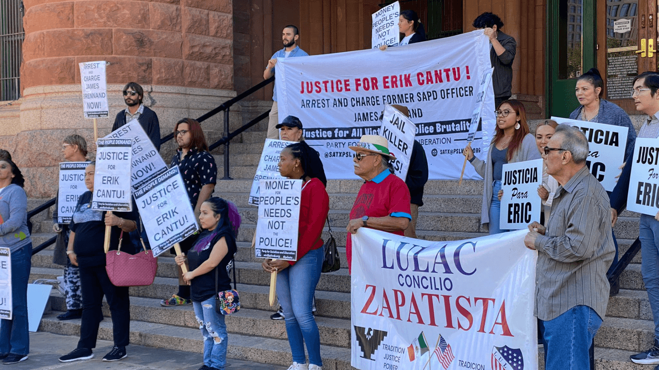La Liga de Ciudadanos Latinoamericanos Unidos (LULAC, por sus siglas en inglés), también acudió al sitio y exigieron justicia.