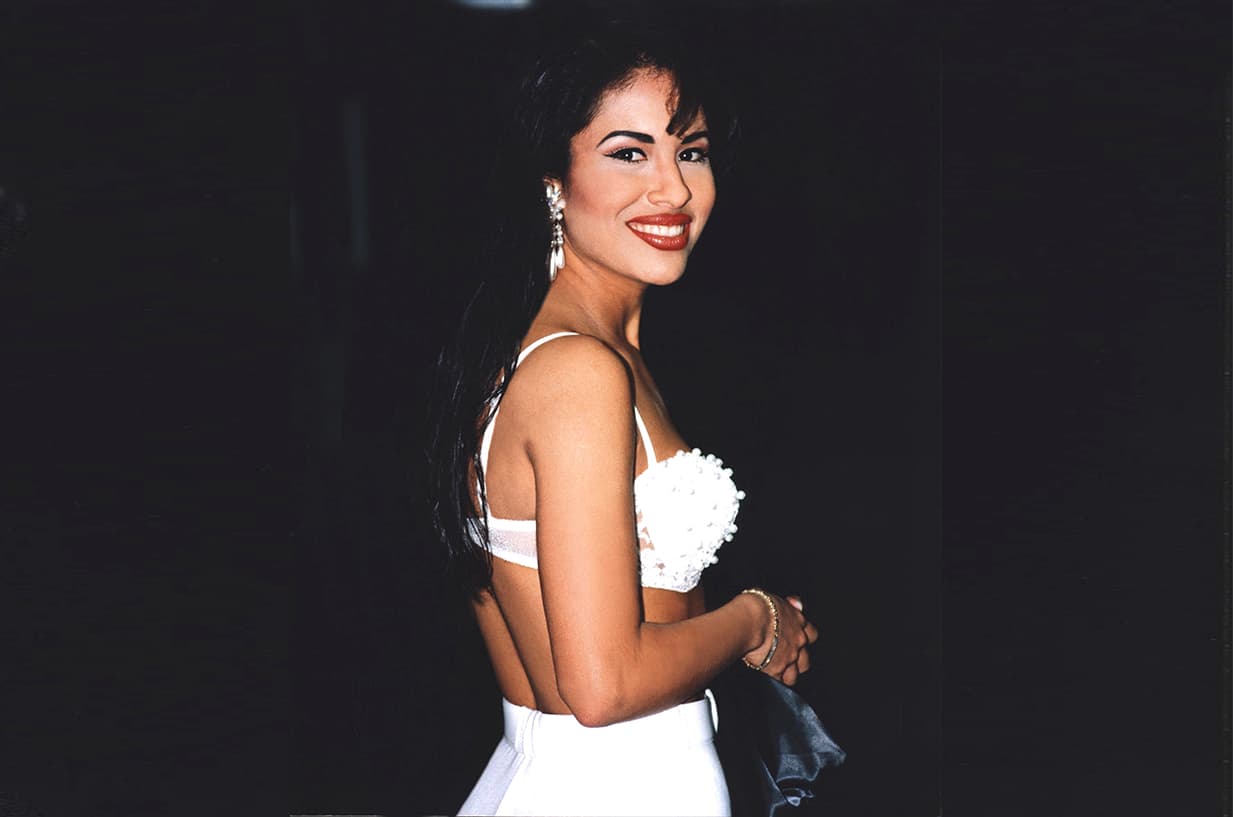 El 31 de marzo de 1995 
<b>Yolanda</b> 
<b>Saldívar disparó un revólver calibre .38mm</b> que le quitó la vida a 
<b>Selena Quintanilla</b> en un hotel de Corpus Christi, Texas.
<br>