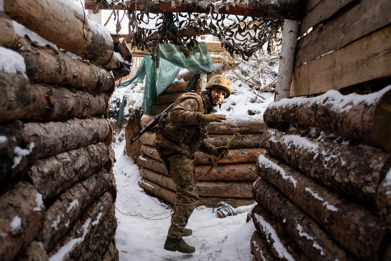 Un soldado ucraniano en Zolote, Ucrania, a unas 50 millas del límite con Rusia, el 20 de enero de 2022. Las autoridades rusas han negado estar planeando una invasión y acusan a Occidente de tramar “provocaciones” en Ucrania. 
<br>
<br>Según el último informe ucraniano las acciones de Rusia también están “dirigidas a limitar las capacidades de Estados Unidos”, que anunció este miércoles 
<a href="https://www.univision.com/noticias/mundo/eeuu-aumenta-ayuda-militar-ucrania-temor-invasion-rusia"><u>una ayuda adicional de 200 millones de dólares para Ucrania</u></a>.