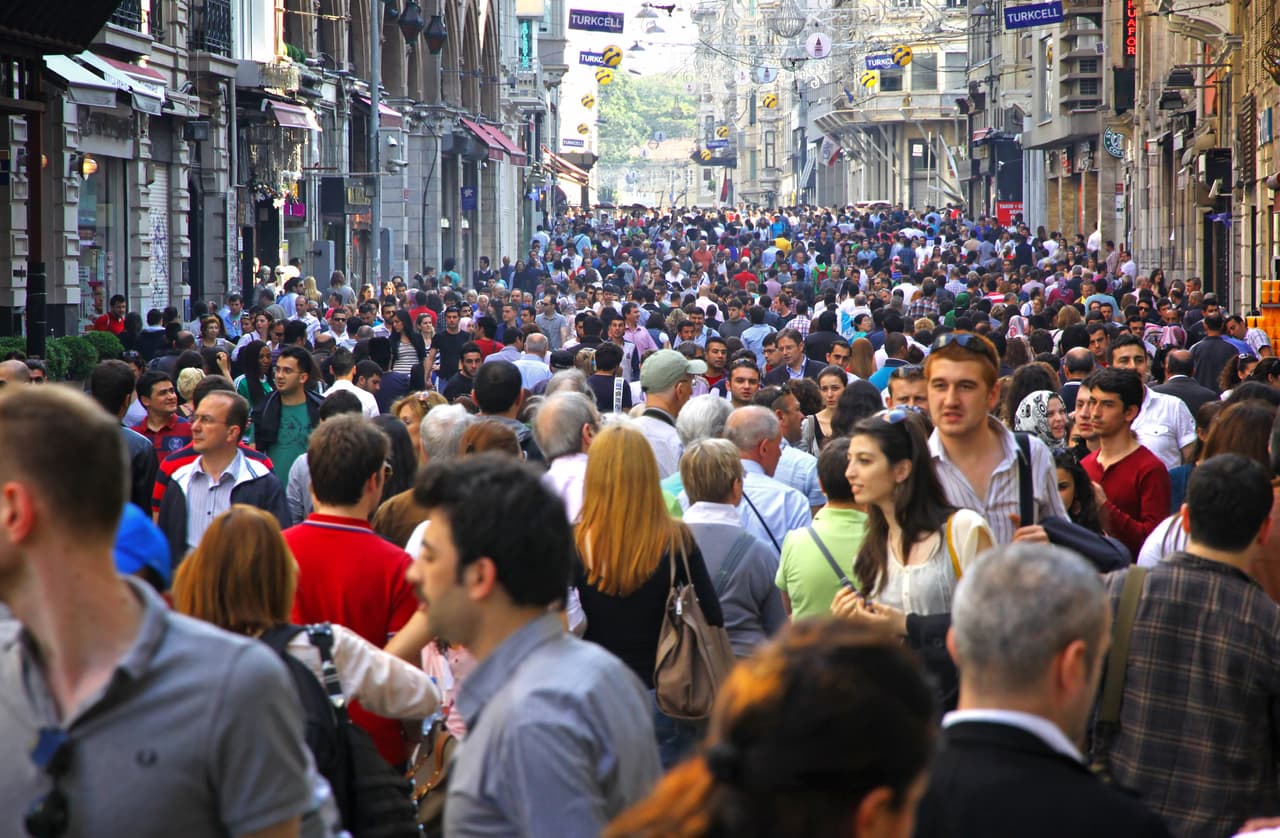 <b>Puesto 5. Estambul, Turquía. </b>El viaje de ida al trabajo en la ciudad más poblada de Turquía es un factor de estrés diario: toma 53 minutos en promedio (ocupa el decimotercer lugar de las más de 560 ciudades analizadas). Su larga semana laboral (45 horas) y la inestabilidad política son otros factores que han colocado a esta urbe en el quinto puesto de la lista.