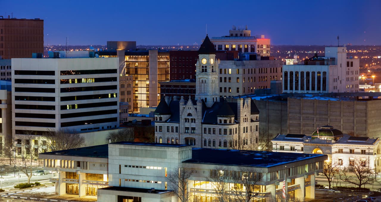 <b>Wichita, Kansas |</b> El precio promedio de una casa es de $265,000 y el 63.3% de las viviendas disponibles en Wichita son asequibles.
<br>
<br>En Wichita puedes conseguir una casa de tres habitaciones por $179,900 y una similar recién remodelada cerca del distrito escolar Goddard, uno de los más codiciados, por $205,000.
