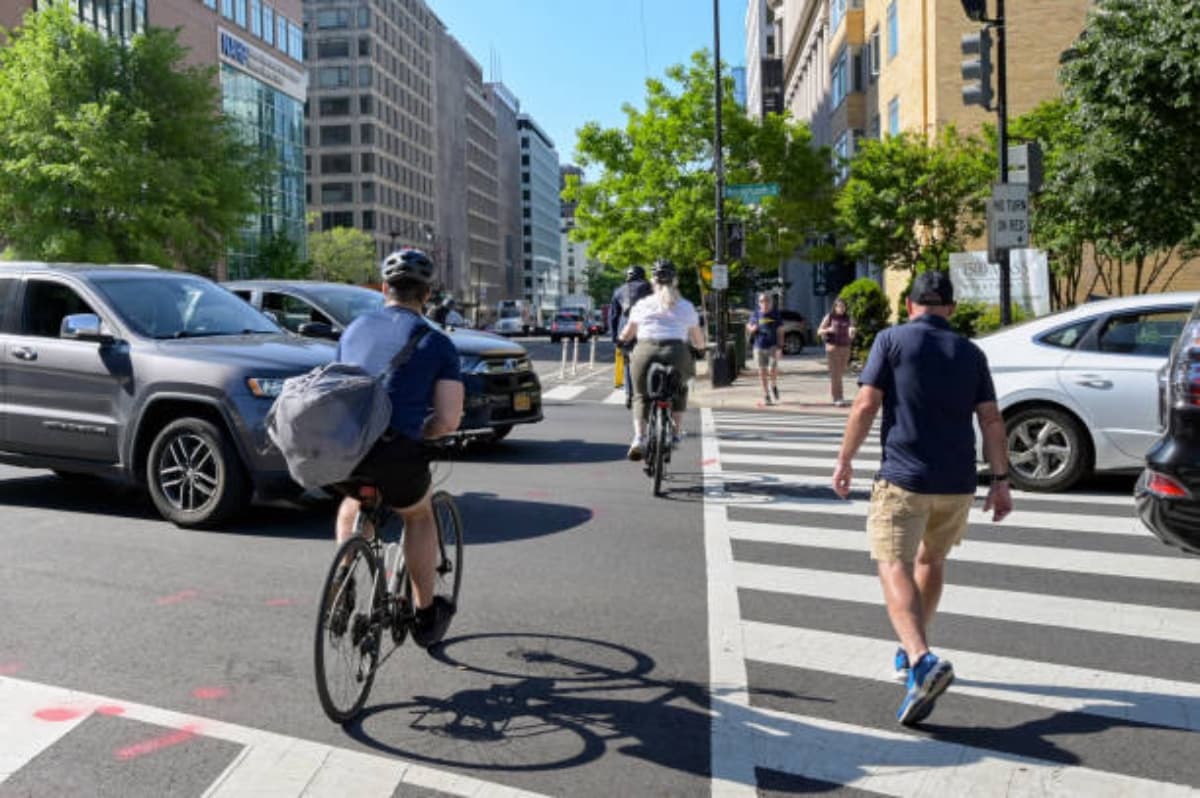 <b>2. Más protección para peatones y ciclistas</b>
<br>
<br>La ley SB 1416 exige a los conductores detenerse completamente ante peatones y ciclistas. Las sanciones serán más severas en casos de negligencia.