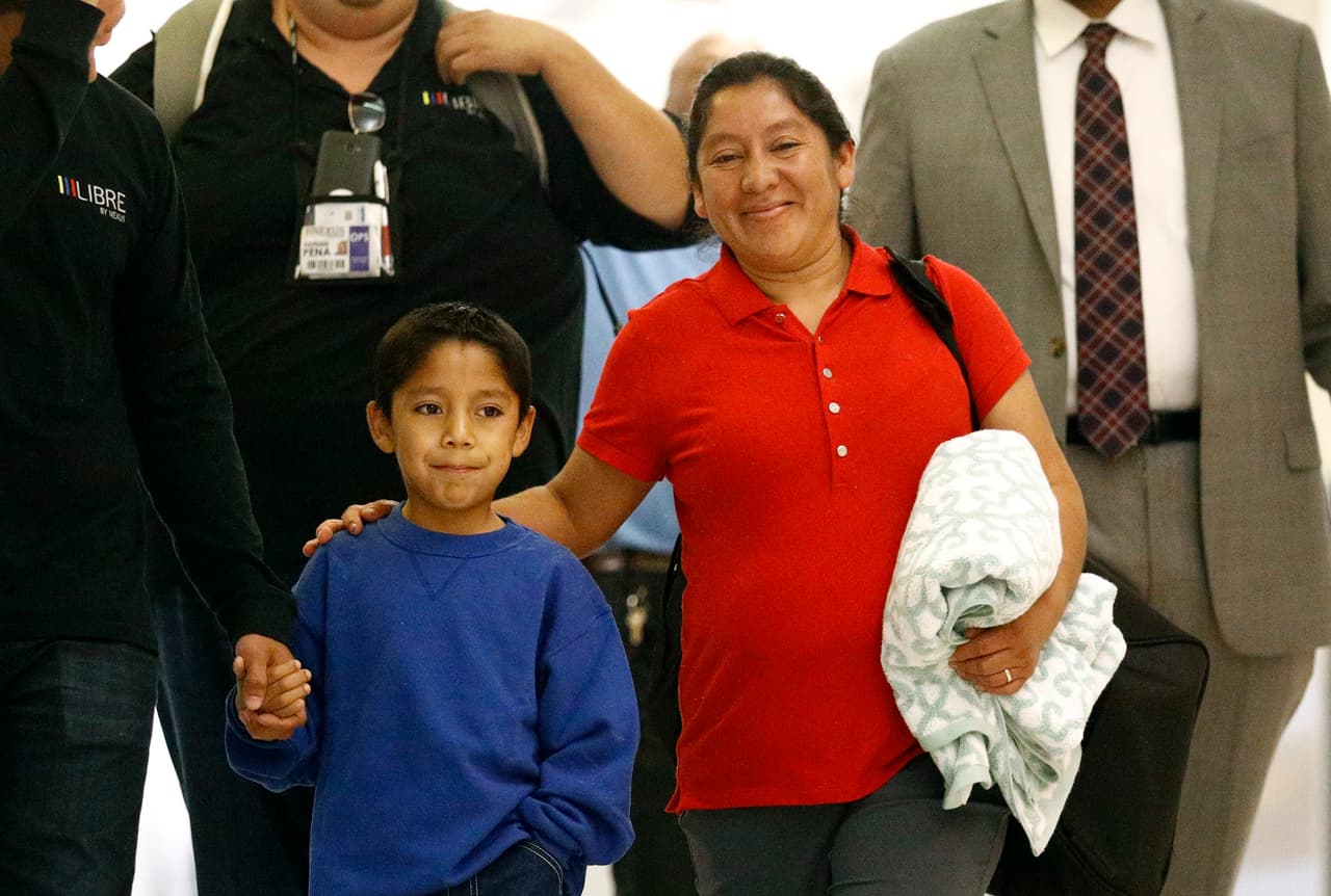 Darwin Micheal Mejia y su madre Beata Mariana de Jesús Mejía Mejía se reencontraron el 22 de junio de 2018, dos días después de la firma de la orden ejecutiva contra la separación de familias. Provenientes de Guatemala, habían sido separados por la política de ‘cero tolerancia’ impulsada por el gobierno de Donald Trump.