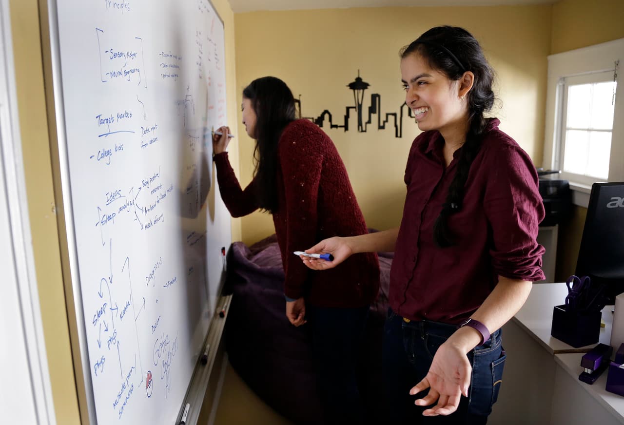 <b>The Generation Google Scholarship</b>
<br>
<a href="https://edu.google.com/scholarships/the-generation-google-scholarship/">Google ofrece becas</a> de 10,000 dólares y asistir al taller de verano 
<a href="https://edu.google.com/resources/programs/computer-science-summer-institute/" target="_blank"><i>Google’s Computer Science Summer Institute (CSSI)</i></a> en la sede de Google en California. Para aplicar el estudiante debe tener un promedio o GPA de por lo menos 3.0, demostrar que tiene necesidad financiera y querer o estar estudiando informática (
<i>computer science</i>) o ingeniería de sistemas (
<i>computer engineering</i>).