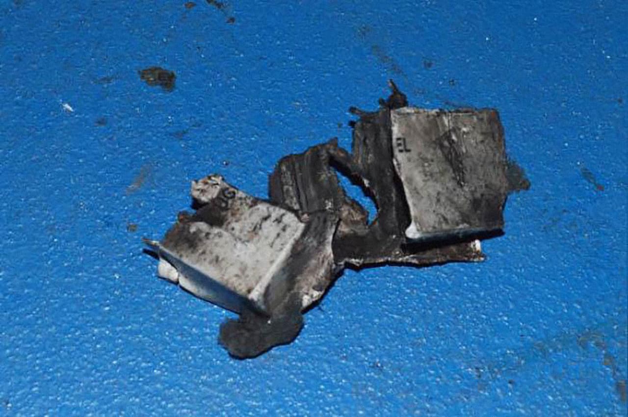 <b>Batería de 12 voltios.</b> Esta es la posible fuente de alimentación del explosivo. 
<b><a href="https://www.nytimes.com/interactive/2017/05/24/world/europe/manchester-arena-bomb-materials-photos.html?hp&action=click&pgtype=Homepage&clickSource=story-heading&module=b-lede-package-region&region=top-news&WT.nav=top-news&_r=0" target="_blank">El periódico</a></b> señala que expertos advierten que la batería es más poderosa que la utilizada usualmente en este tipo de explosivos.