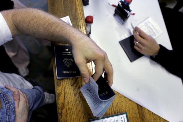 Siendo que el pasaporte es considerado una identificación federal en caso de que tu hijo no tenga la nueva tarjeta de identificación en EEUU, podrá usar el cuadernillo.
