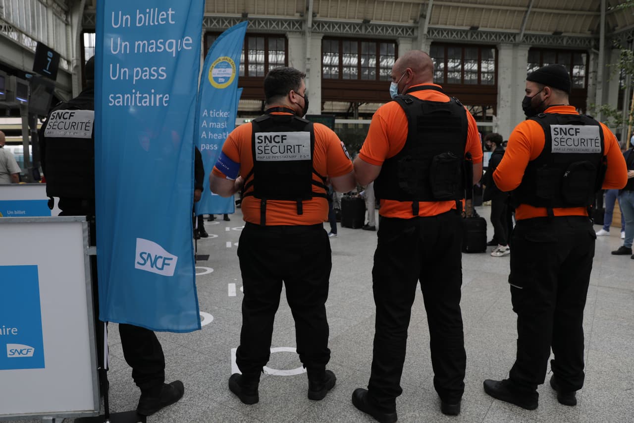 La medida es parte de un plan del gobierno para alentar a más personas a recibir la vacuna contra covid-19 y así disminuir el aumento de las infecciones, ya que la 
<a href="https://www.univision.com/temas/variante-delta">variante delta</a>, altamente contagiosa, ahora representa la mayoría de los casos en Francia, como ocurre en Estados Unidos. Más de 36 millones de personas en Francia, o más del 54% de la población, están completamente vacunadas.