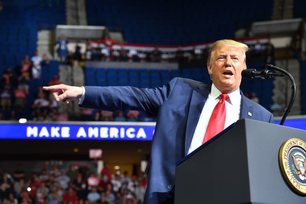 Donald Trump arrancó la noche arremetiendo contra los medios y el exvicepresidente Joe Biden y diciendo de forma inexacta que los mayores casos confirmados de coronavirus son resultado de un aumento en la realización de pruebas.