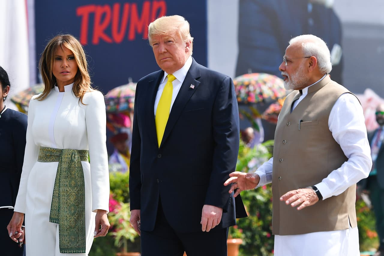 El primer ministro indio, Narendra Modi, recibió a la pareja presidencial estadounidense en el aeropuerto internacional Sardar Vallabhbhai Patel en Ahmedabad. En su visita de dos días, el mandatario republicano viajará al Gujarat (oeste), rico estado del que es oriundo Modi, y además del mitín en el estadio de críquet y la visita al Taj Mahal.