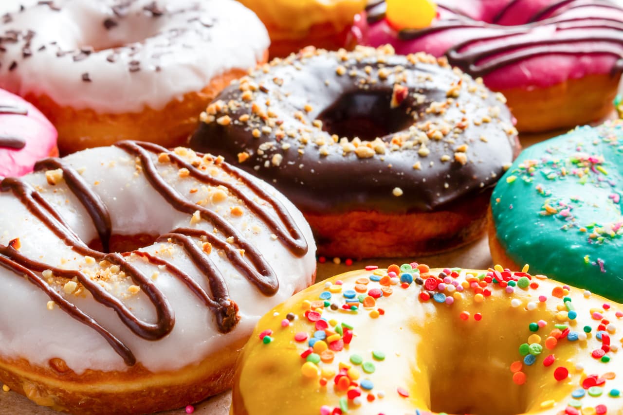 <b>Puesto 17. Dulces frescos, pasteles de cafetería y donas, con un avance del 4.8%</b> entre febrero y junio de 2020. 
<br>
<br>En circunstancias normales, este tipo de productos se compran en cafés y otros restaurantes para desayunar de camino al trabajo pero, con un número récord de estadounidenses en casa, la demanda se disparó en los supermercados. También alcanzaron su precio más alto en más de una década.
<br>