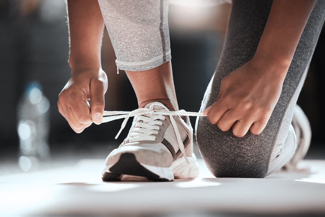 <b>4. Muévete más.</b> En cualquier lista con recomendaciones sobre hábitos de vida saludables (y, en concreto, para mejorar la salud mental) no puede faltar el ejercicio. Numerosas investigaciones avalan el ejercicio como un antidepresivo natural, que en algunos casos puede ser 
<a href="https://www.health.harvard.edu/mind-and-mood/exercise-is-an-all-natural-treatment-to-fight-depression">tan efectivo como los medicamentos.</a> Entre otras cosas, el ejercicio estimula la producción de proteínas reparadoras de las neuronas, regula los niveles de serotonina y otros neurotransmisores, aumenta el flujo sanguíneo cerebral y estimula la liberación de endorfinas. 
<br>
<br>No hace falta pretender completar una maratón. Es suficiente con incorporar el ejercicio a la vida cotidiana, algo muy efectivo, y adelantarse a 
<a href="https://www.univision.com/noticias/salud/las-excusas-mas-habituales-para-dejar-de-hacer-ejercicio-y-trucos-para-no-tirar-la-toalla">las excusas más frecuentes </a>(no soy capaz, estoy cansado, etc) antes de que se presenten.
