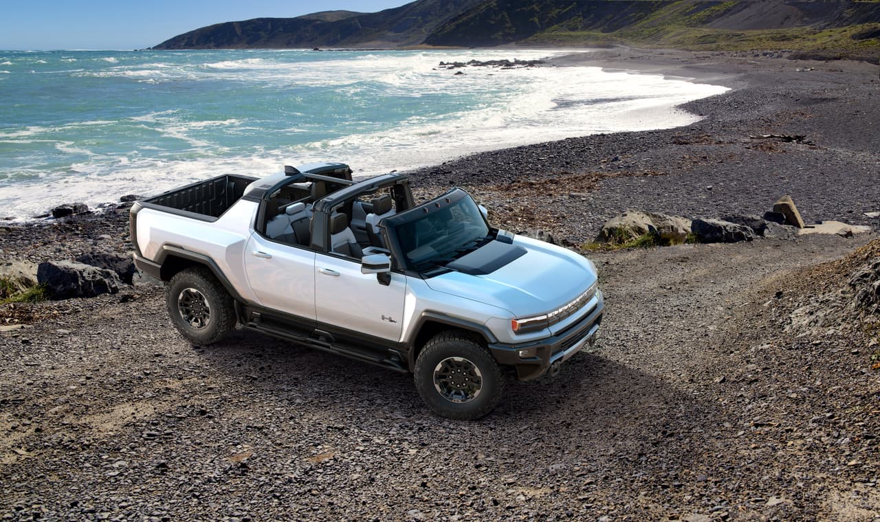 El cargador de la Hummer EV tiene una capacidad de 350 kilovatios, mientras que el de la Cybertruck es de 250 kilovatios. Esta característica permite a la Hummer EV alimentar la batería lo suficiente para recorrer 100 millas con tan solo 10 minutos de carga.
