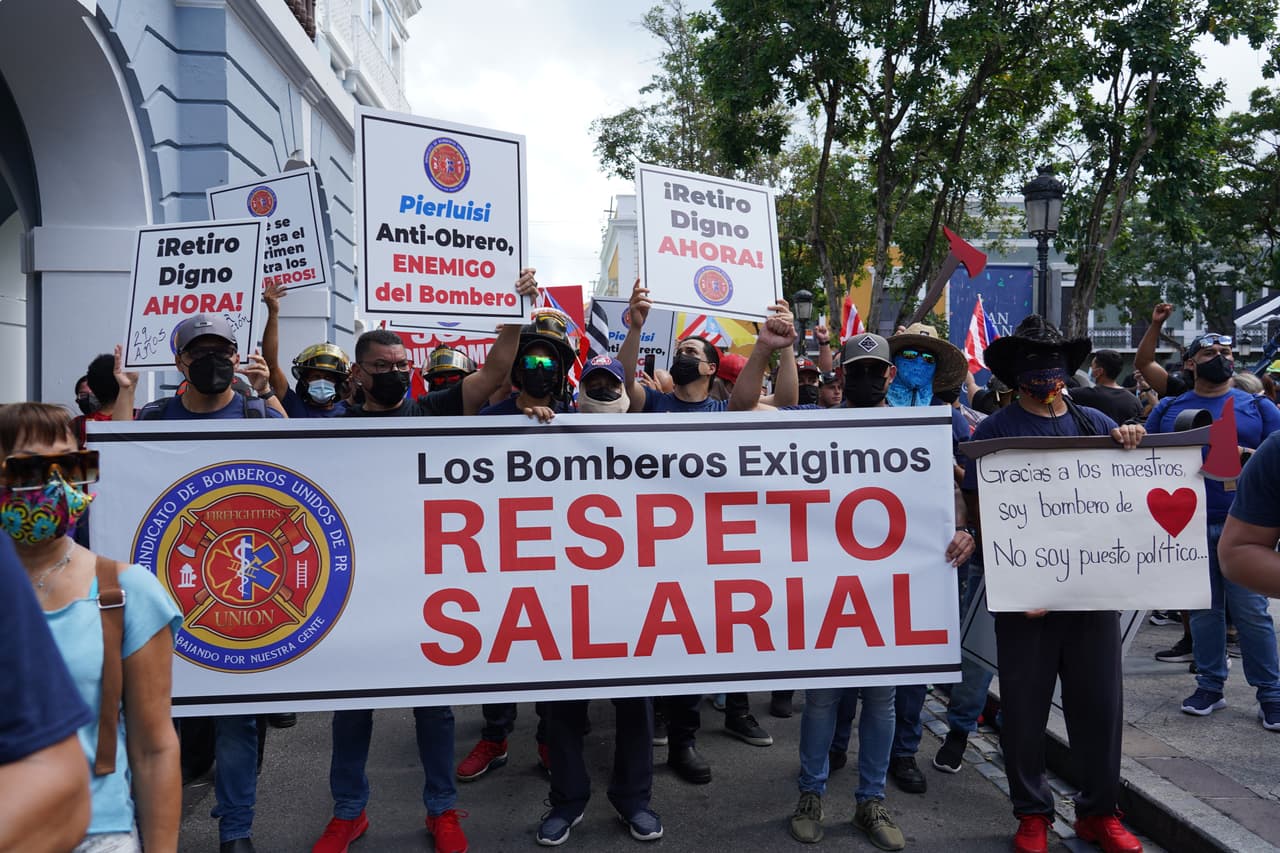El reclamo de los bomberos fue contundente. Poco después de culminar la marcha, el gobernador anunció que 
<b><a href="https://www.univision.com/local/puerto-rico-wlii/aumento-2-500-dolares-mensuales-salario-bomberos-puerto-rico" target="_blank">aumentó a 2,500 dólares mensuales</a></b> el salario base mensual de los bomberos en la isla.
