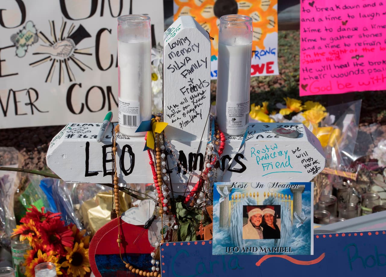Fotografías y mensajes para Leo Campos Cipeda Jr, quien murió junto a su esposa, Maribel Hernandez Loya. Campos
<b> </b>tenía 41 años y creció en el Valle del Río Grande en el sur de Texas, pero se mudó a El Paso hace algunos años. “Era muy querido y un modelo a seguir para muchos atletas que lo admiraban", dijo a NPR Jesse Zambrano, presidente de la Junta Escolar de la secundaria Pharr San Juan Alamo Independent, donde estudió.