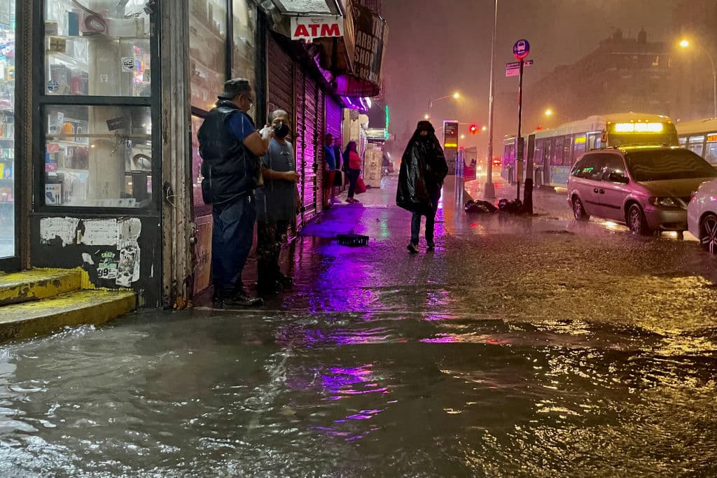 <a href="https://twitter.com/NWSNewYorkNY/status/1433279935523610626" target="_blank">El Servicio Meteorológico de Estados Unidos (NWS)</a> registró un récord histórico
<b> de 80 mm de lluvia en una hora </b>en el punto de referencia, que es Central Park. En la imagen, calles inundadas en el barrio de El Bronx.
<br>