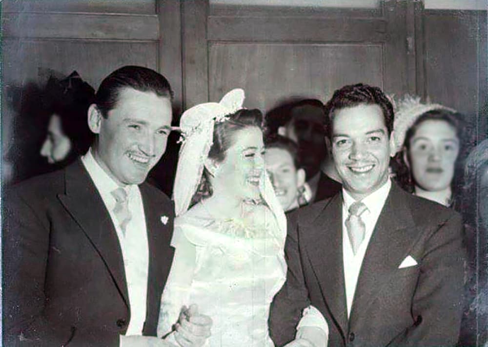 En 1947 Silvia Pinal contrajo nupcias por primera vez con 
<b>Rafael Banquells</b>. La boda contó con 
<b>Mario Moreno 'Cantinflas' </b>como padrino de la pareja, pues era gran amigo de la diva mexicana.