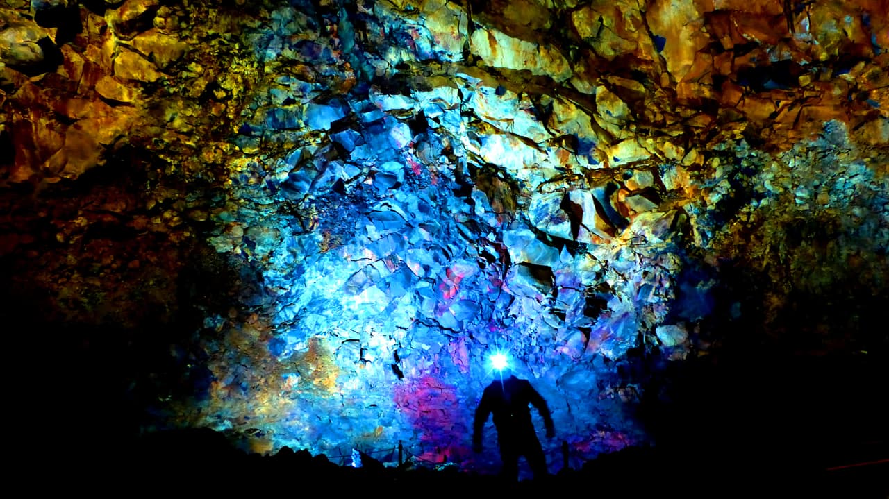 <b>Octubre. Conocer el interior de un volcán en Islandia</b>.
<br>
<br>La mayoría de los volcanes se sellan después de las erupciones, pero el cono inactivo del Thrihnukagigur, en las Montañas Azules de Islandia, permanece abierto. Entrar allí es como entrar en otro mundo para ver un abismo colorido de 400 pies de profundidad.
<br>
<br>La tierra se siente un poco más asombrosa después de verla desde adentro. La gira turística ‘ 
<a href="https://insidethevolcano.com/"><u>Dentro del Volcán</u></a>’ está programada del 20 de mayo al 31 de octubre de 2021.
<br>