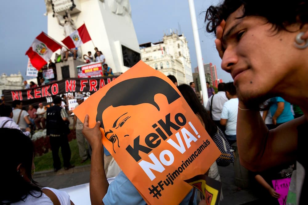 Al grito de "Fujimori nunca más", una multitud, mayoritariamente de jóvenes, se concentró en la Plaza San Martín del centro de la capital