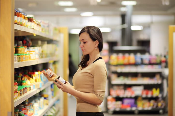 ‘Saludable’ es una palabra que abunda en los empaques de muchos alimentos, especialmente en 
<a href="https://www.univision.com/shows/despierta-america/el-cereal-esta-perdiendo-popularidad-en-el-desayuno-video">cereales para desayunar</a> que, con frecuencia, hacen creer erróneamente a la gente que son “la mejor manera de comenzar el día”, cuando en realidad 
<a href="https://www.univision.com/noticias/salud/ultraprocesados-cancer-mortalidad"><b>contienen cantidades exorbitantes de azúcar</b></a> y otros ingredientes 
<a href="https://www.univision.com/noticias/salud/razones-epidemia-obesidad-mucha-sal-poca-agua"><b>perjudiciales para la salud</b></a>
<b>. </b>Esto pronto podría cambiar gracias a una 
<a href="https://www.univision.com/noticias/salud/etiquetas-nutricionales-visibles-obesidad-malnutricion-biden"><b>nueva norma</b></a>
<b> propuesta por la Administración de Alimentos y Medicamentos</b> (FDA por sus siglas en inglés) que redefine los criterios para que un alimento pueda ser calificado como saludable. 
<br>
