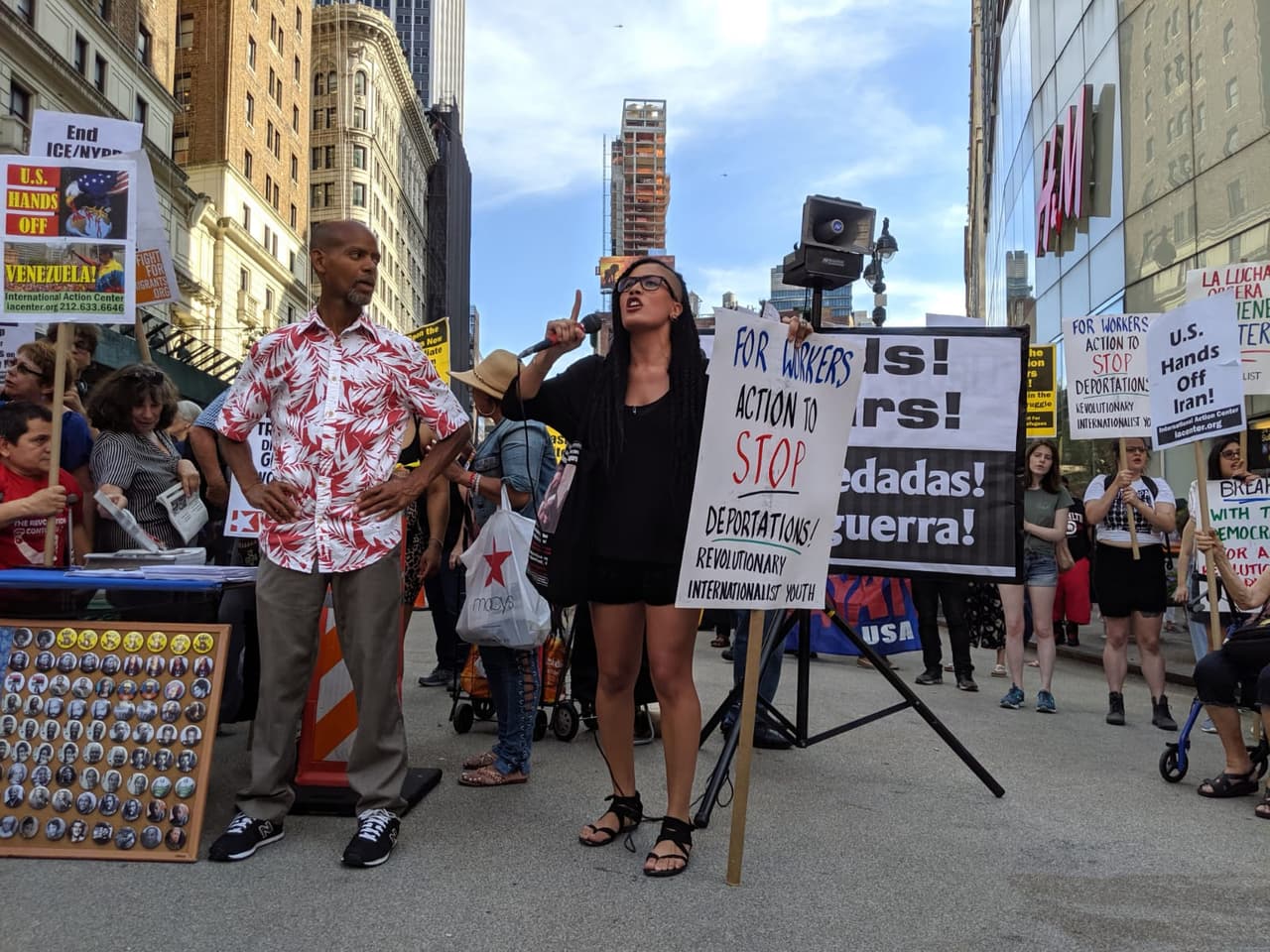 Por otro lado, manifestantes en Herald Square protestaron contra el mensaje que el presidente Trump envió a través de Twitter dirigido a cuatro congresistas de diferentes ascendencias étnicas: "Si no son felices en Estados Unidos, si se quejan todo el tiempo, pueden irse, pueden irse ahora mismo".