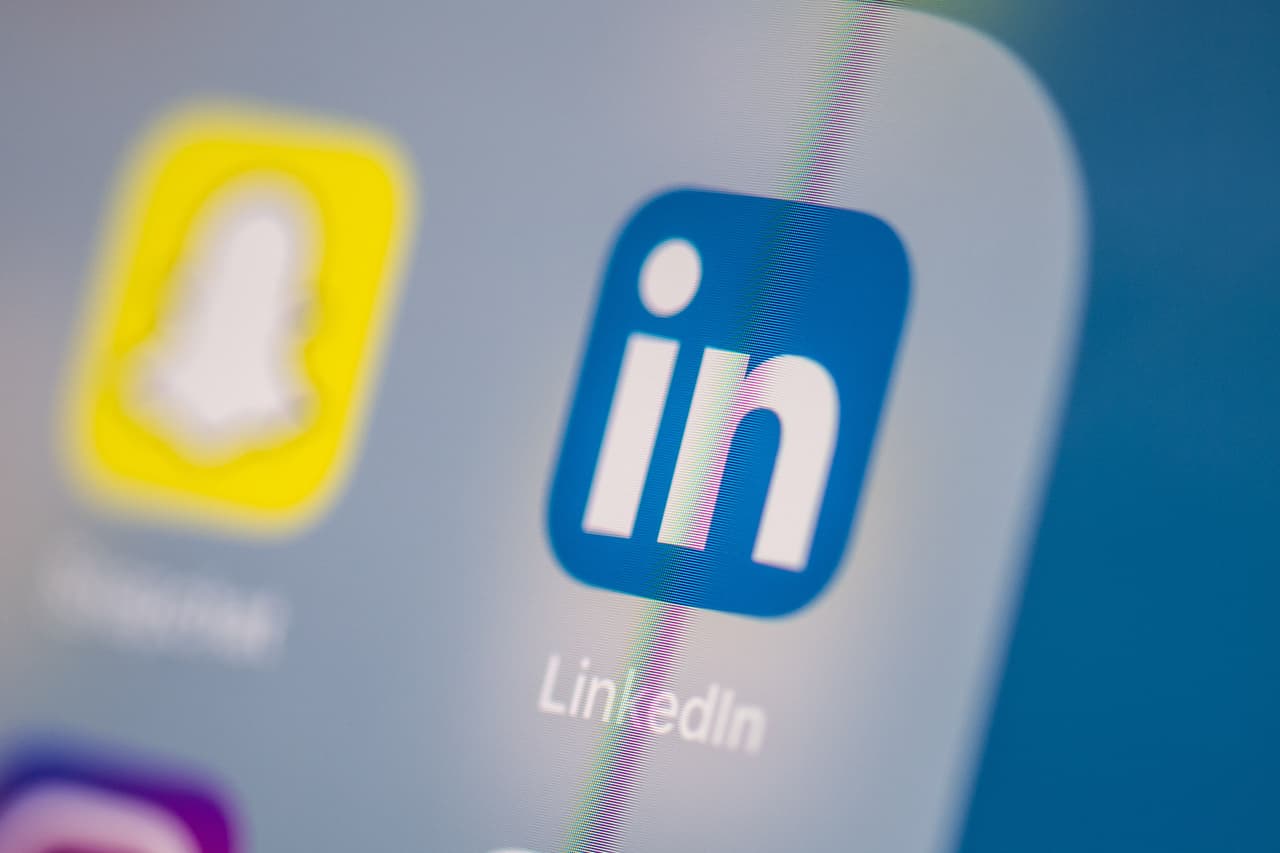 <h3 class="cms-H3-H3">20. Linkedin</h3>
<br>
<br>Este integrador de redes profesionales para contactar con empresas u otras personas que se desarrollan en el mismo rubro y así encontrar 
<a href="https://www.univision.com/temas/empleo">empleo </a>
<b>exige un 72% de capacidad del celular </b>cada vez que está abierta. 
<br>
<br>
<br>