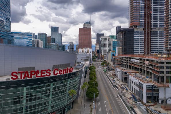 Si vives en 
<a href="https://www.univision.com/local/los-angeles-kmex/guia-practica-sobre-coronavirus-en-los-angeles">Los Ángeles</a> o lo visitaste alguna vez, sabrás que los alrededores del popular Staples Center no lucen tan vacíos como ahora.
<br>
